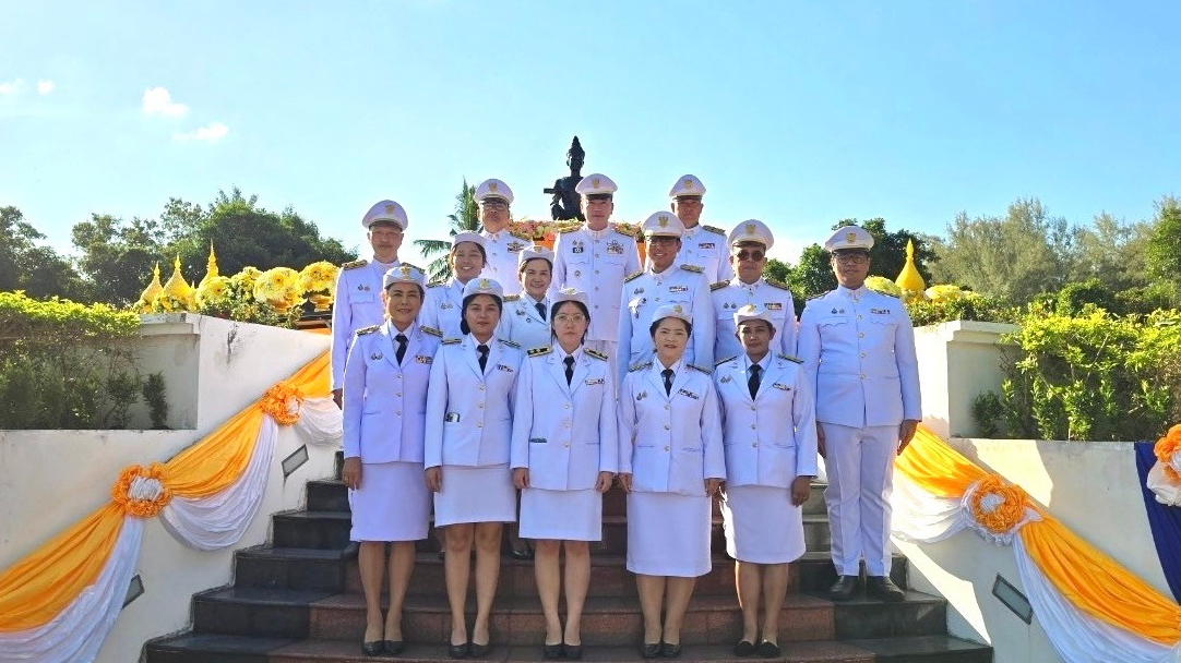 นายแพทย์สาธารณสุขจังหวัดพังงา เข้าร่วมพิธีวางพานพุ่มดอกไม้สดถวายสักการะ เนื่องใน...