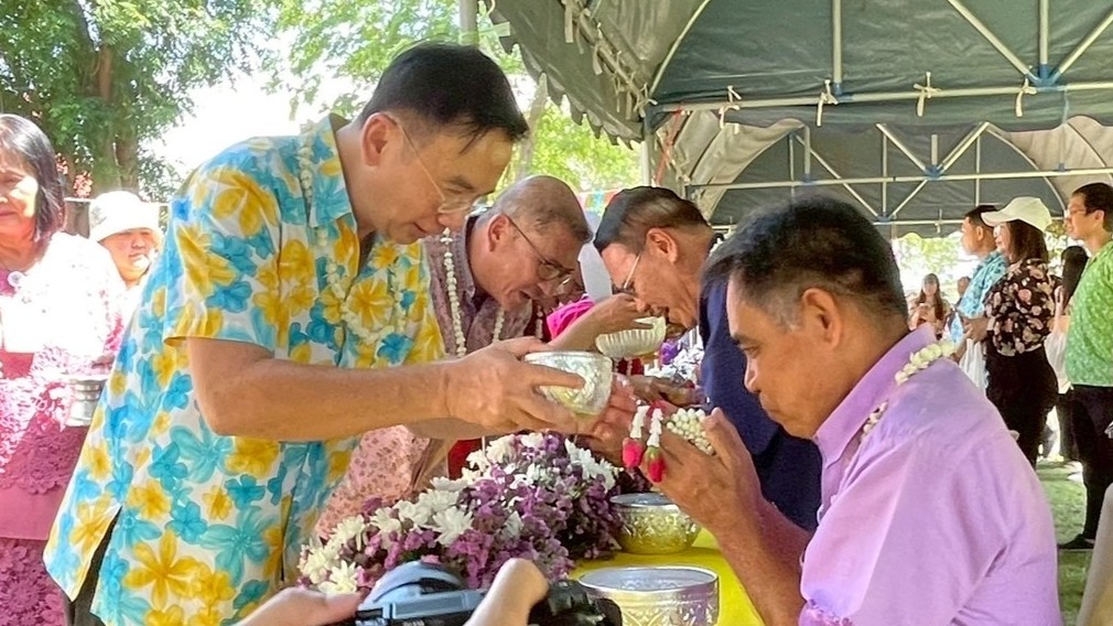 รพ.แม่สอด เข้าร่วมประเพณีสรงน้ำพระ รดน้ำดำหัว ภายใต้โครงการเสริมสร้างความรอบรู้วัยทำงานสุขภาพดีในชุมชน