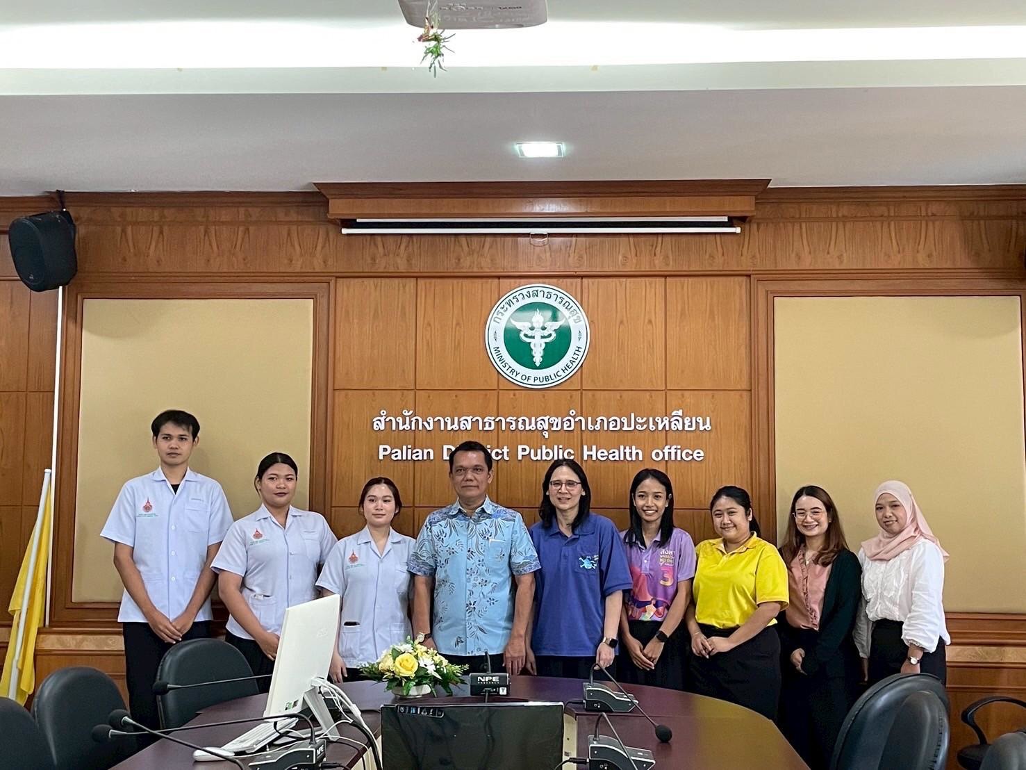 สธ.ตรัง ลงพื้นที่ตรวจสอบ เฝ้าระวัง สถานการณ์ความปลอดภัยด้านอาหารเพื่อตรวจวิเคราะห์สารปนเปื้อนด้านเคมีและจุลินทรีย์นอกห้องปฏิบัติการด้วยชุดทดสอบเบื้องต้น (test kit)