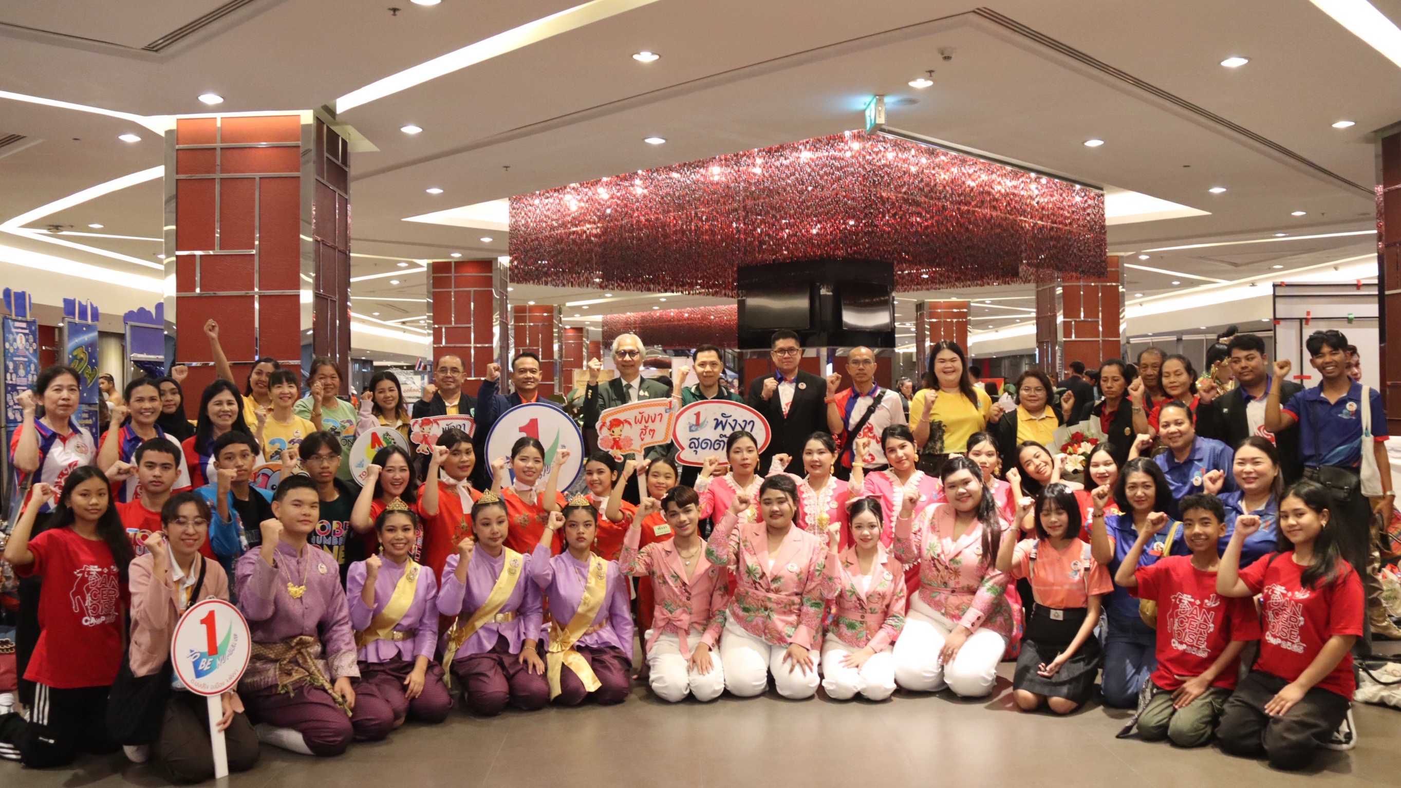 สมาชิกวุฒิสภา จังหวัดพังงา รองผู้ว่าราชการจังหวัดพังงา ร่วมชม เชียร์และให้กำลังใ...