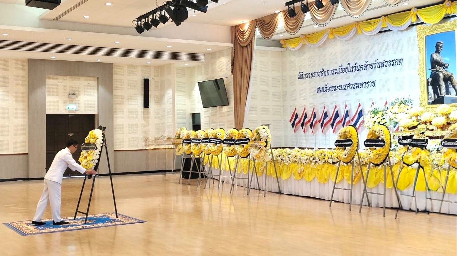 นายแพทย์สาธารณสุขจังหวัดพังงา ร่วมพิธีวางพวงมาลา ถวายราชสักการะ เนื่องในวันคล้าย...
