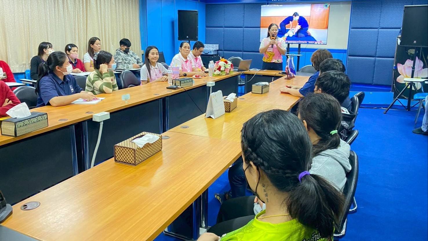 สา’สุขอุบลฯ เป็นวิทยากรการช่วยฟื้นคืนชีพ การใช้เครื่องกระตุกไฟฟ้าหัวใจ (CPR &AED) การปฐมพยาบาล คนสำสัก (Choking) และการปฐมพยาบาลเบื้องต้น ให้กับพนักงานโรงงานก้าวหน้าไก่สด