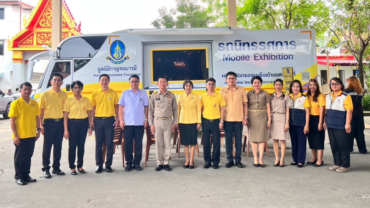 ผู้อำนวยการโรงพยาบาลสิงห์บุรี  ร่วมกิจกรรมโครงการคัดกรองมะเร็งเต้านม โดยเครื่องเ...