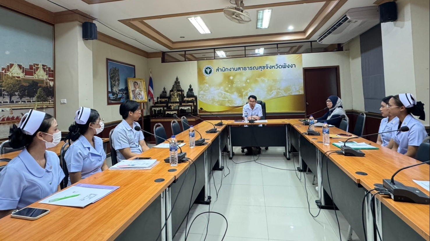 นายแพทย์สาธารณสุขจังหวัดพังงา ปฐมนิเทศผู้สำเร็จการศึกษาหลักสูตรพยาบาลศาตร์บัณฑิตของมหาวิทยาลัยสงขลานครินทร์ ทุนมูลนิธิชัยพัฒนา ประจำปี 2568
