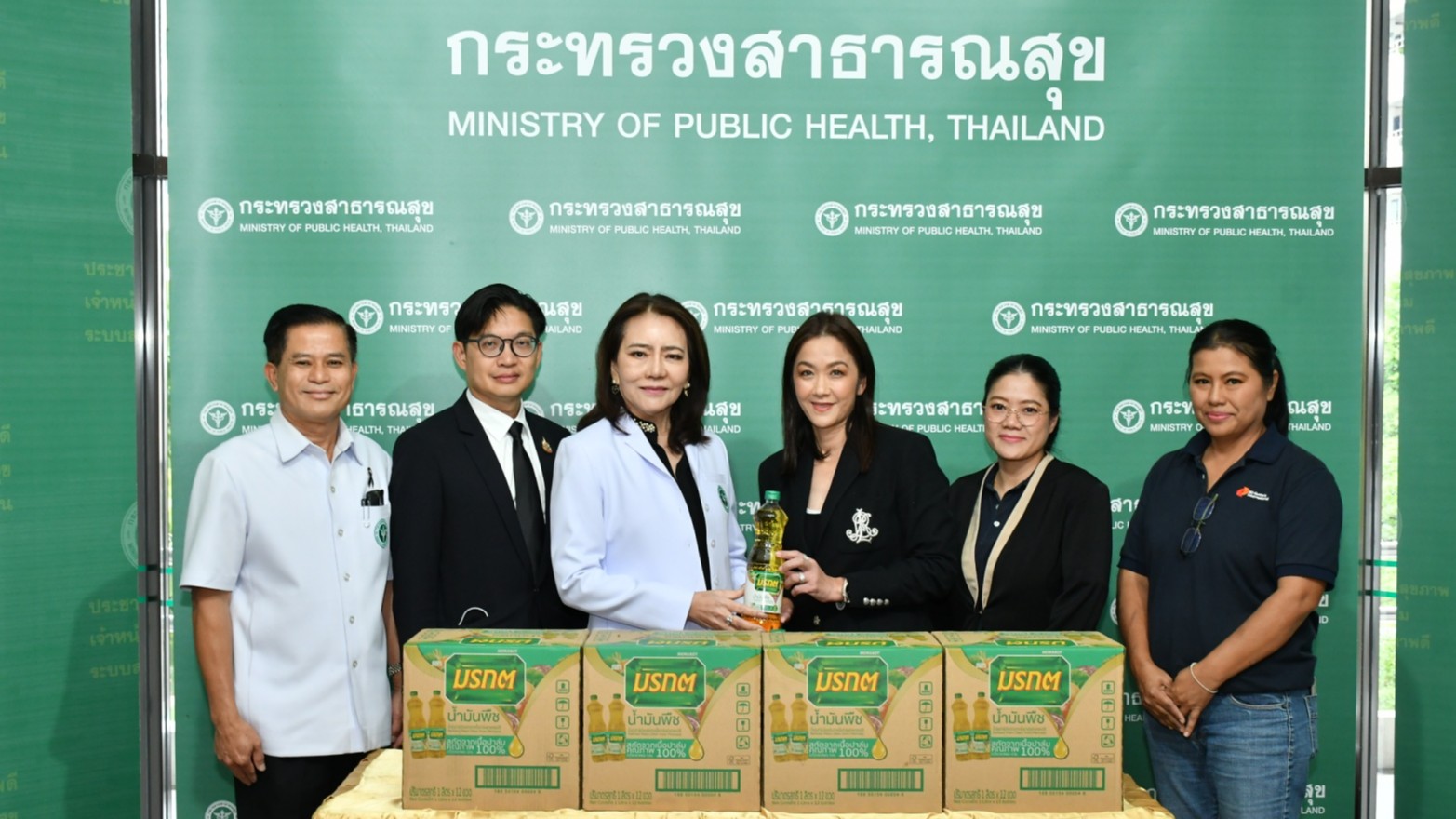 เลขานุการ รมว.สธ. รับมอบน้ำมันพืช จาก บริษัท มรกต อินดัสตรี้ส์ จำกัด (มหาชน) ช่วยเหลือผู้ประสบภัยภาคใต้