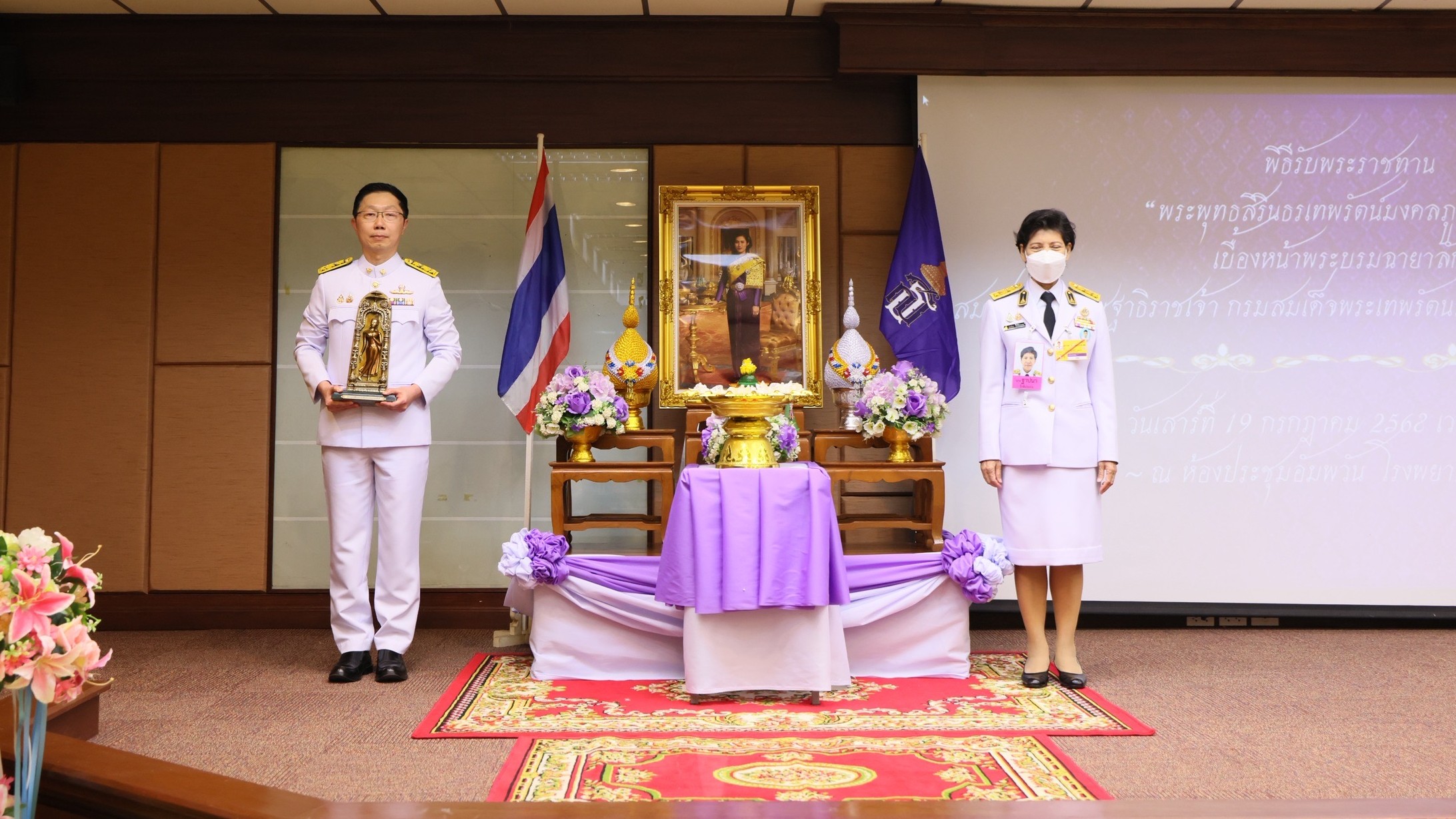 สมเด็จพระกนิษฐาธิราชเจ้า กรมสมเด็จพระเทพรัตนราชสุดาฯ สยามบรมราชกุมารี  ทรงพระกรุณาโปรดเกล้าฯ พระราชทาน “พระพุทธสิรินธรเทพรัตน์มงคลภูวดลสันติ” แก่ โรงพยาบาลสิงห์บุรี