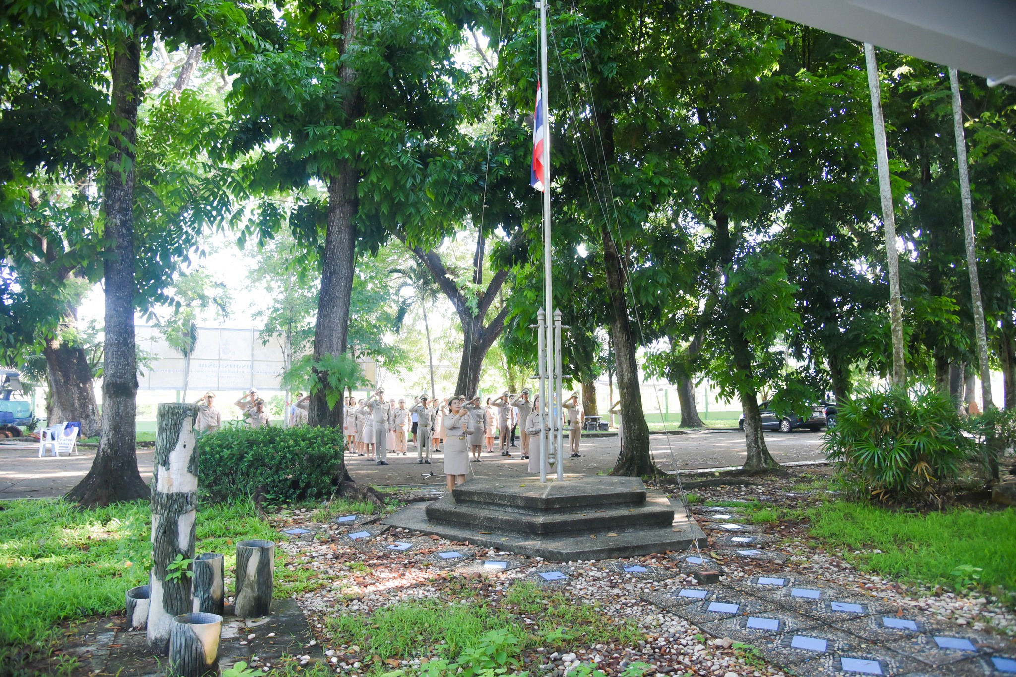 สธ.ตรัง โดยสำนักงานสาธารณสุขจังหวัดตรัง จัดกิจกรรม ร่วมใจเคารพธงชาติ เพื่อเเสดงออกถึงความภาคภูมิใจในเอกราช เเละความเสียสละของบรรพบุรุษไทย พร้อมด้วยกิจกรรมสวดมนต์ และกิจกรรม Five minutes Talk