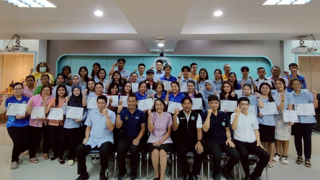 รองนายแพทย์สาธารณสุขจังหวัดพังงา เป็นประธานเปิดการประชุม และมอบเกียรติบัตร การอบรมหลักสูตรระบาดวิทยาด้านการเฝ้าระวังสอบสวนควบคุมโรค สำหรับเจ้าหน้าที่ในหน่วย CDCU จังหวัดพังงา ปีงบประมาณ 2568