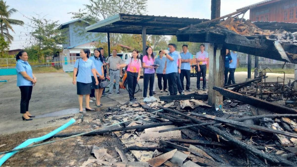 สา’สุขอุบลฯ ลงพื้นทีมเยี่ยมให้กำลังใจทีมงานโรงพยาบาลส่งเสริมสุขภาพ ตำบลนาเจริญ อำเภอเดชอุดม จังหวัดอุบลราชธานี ที่ประสบอัคคีภัย บ้านพักไฟไหม้