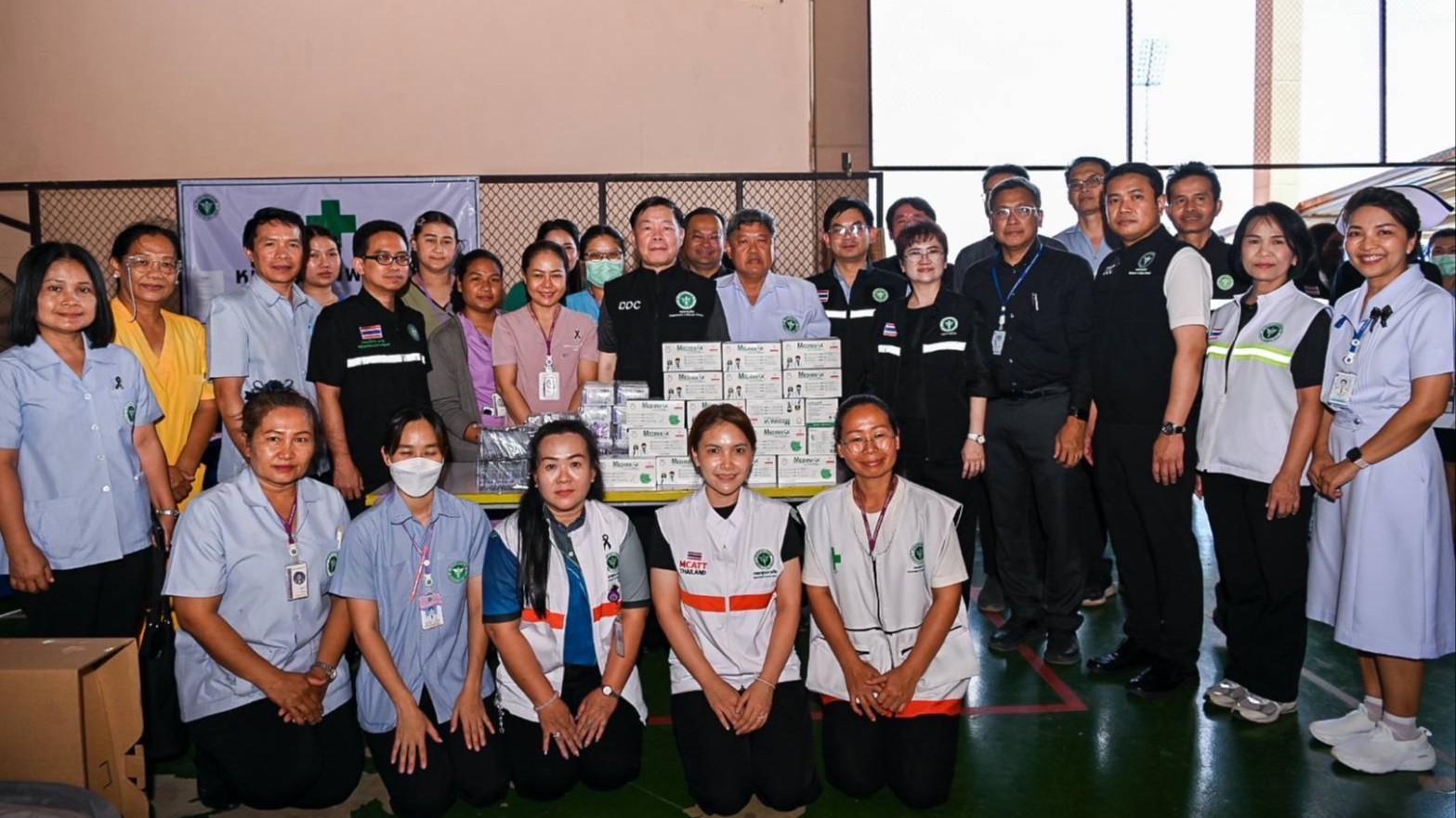 อธิบดีกรมควบคุมโรคลงพื้นที่จังหวัดสระแก้ว เยี่ยมศูนย์พักพิงผู้อพยพจากสถานการณ์ชา...