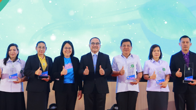 สสจ.สมุทรปราการ ร่วมรับโล่รางวัล สำนักงานสาธารณสุขจังหวัดดีเด่น ด้านการควบคุมโรคจากการประกอบอาชีพและสิ่งแวดล้อม