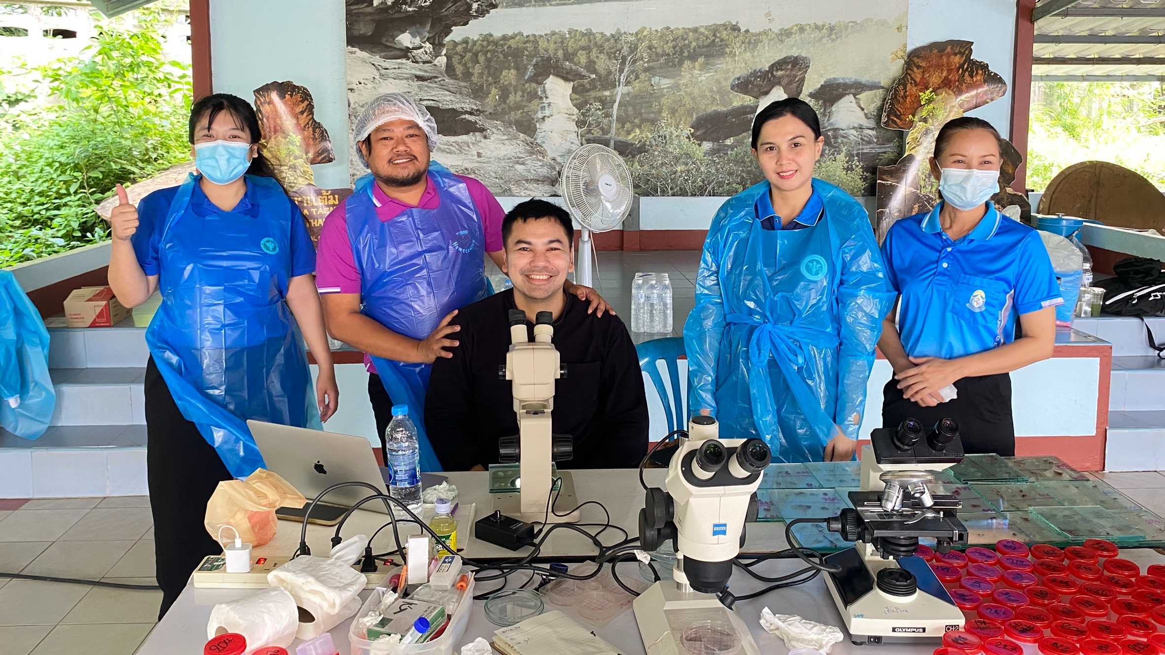 สา‘สุขอุบลฯ ร่วมออกปฏิบัติการสำรวจหาตัวอ่อนพยาธิใบไม้ตับระยะเมตาเซอร์คาเรีย ในปล...