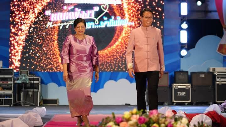 นายแพทย์สาธารณสุขจังหวัดพังงา ร่วมเดินแบบผ้าไทยการกุศลในงานประจำปีและงานกาชาด จังหวัดพังงา   ปี 2568 