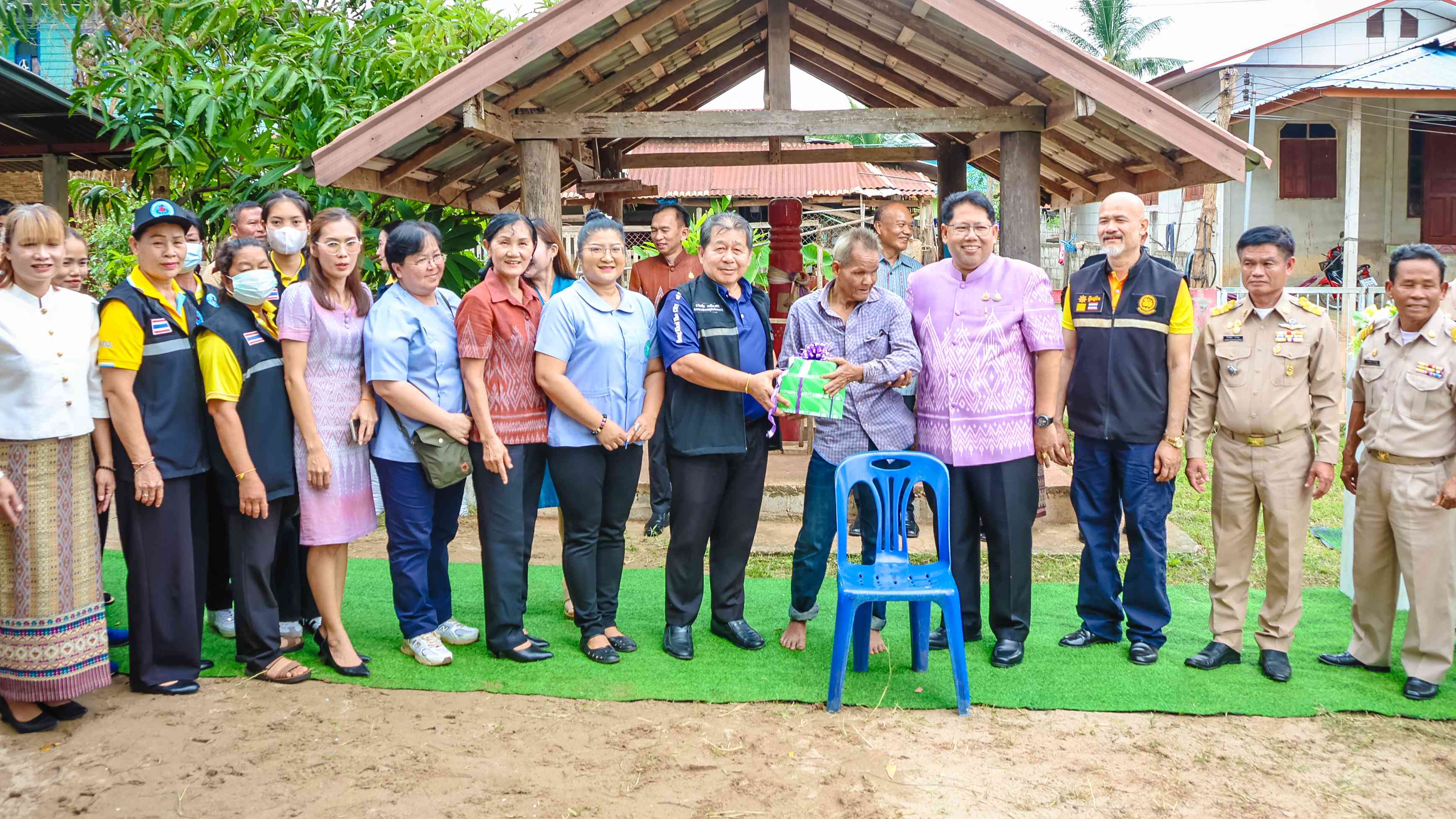 สสจ.หนองคาย ลงพื้นที่เยี่ยมให้กำลังใจและมอบบ้านในโครงการปรับสภาพแวดล้อม