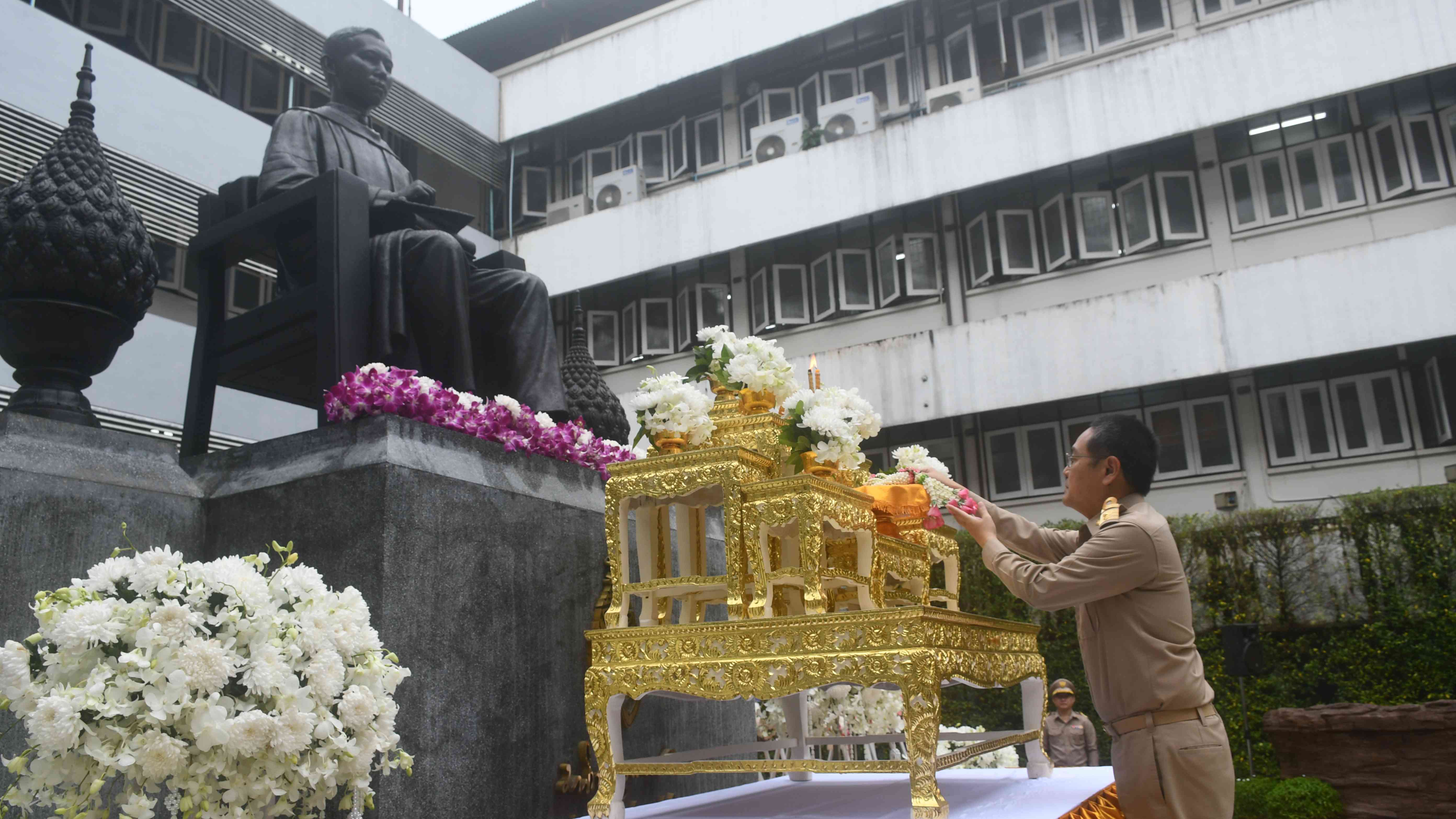 รพ.สรรพสิทธิประสงค์ ร่วมพิธีวางพวงมาลาถวายราชสักการะ พระราชานุสาวรีย์สมเด็จพระมห...