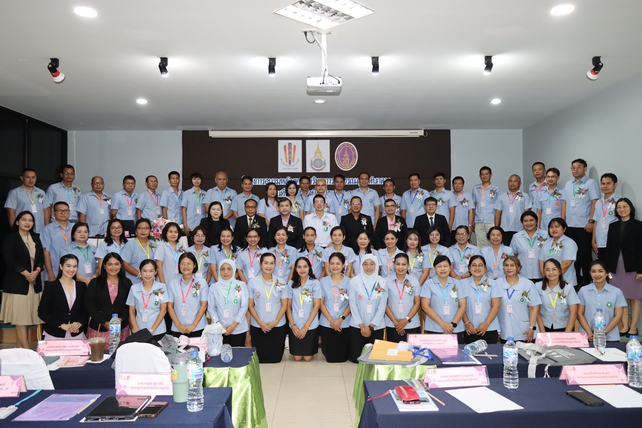 สธ.ตรัง นำโดยนายเเพทย์ปพน ดีไชยเศรษฐ นายเเพทย์สาธารณสุขจังหวัดตรัง ประธานในพิธีเปิดโครงการอบรมผู้บริหารการสาธารณสุขระดับกลาง ประจำปีงบประมาณ ๒๕๖๘ รุ่นที่ ๓๘