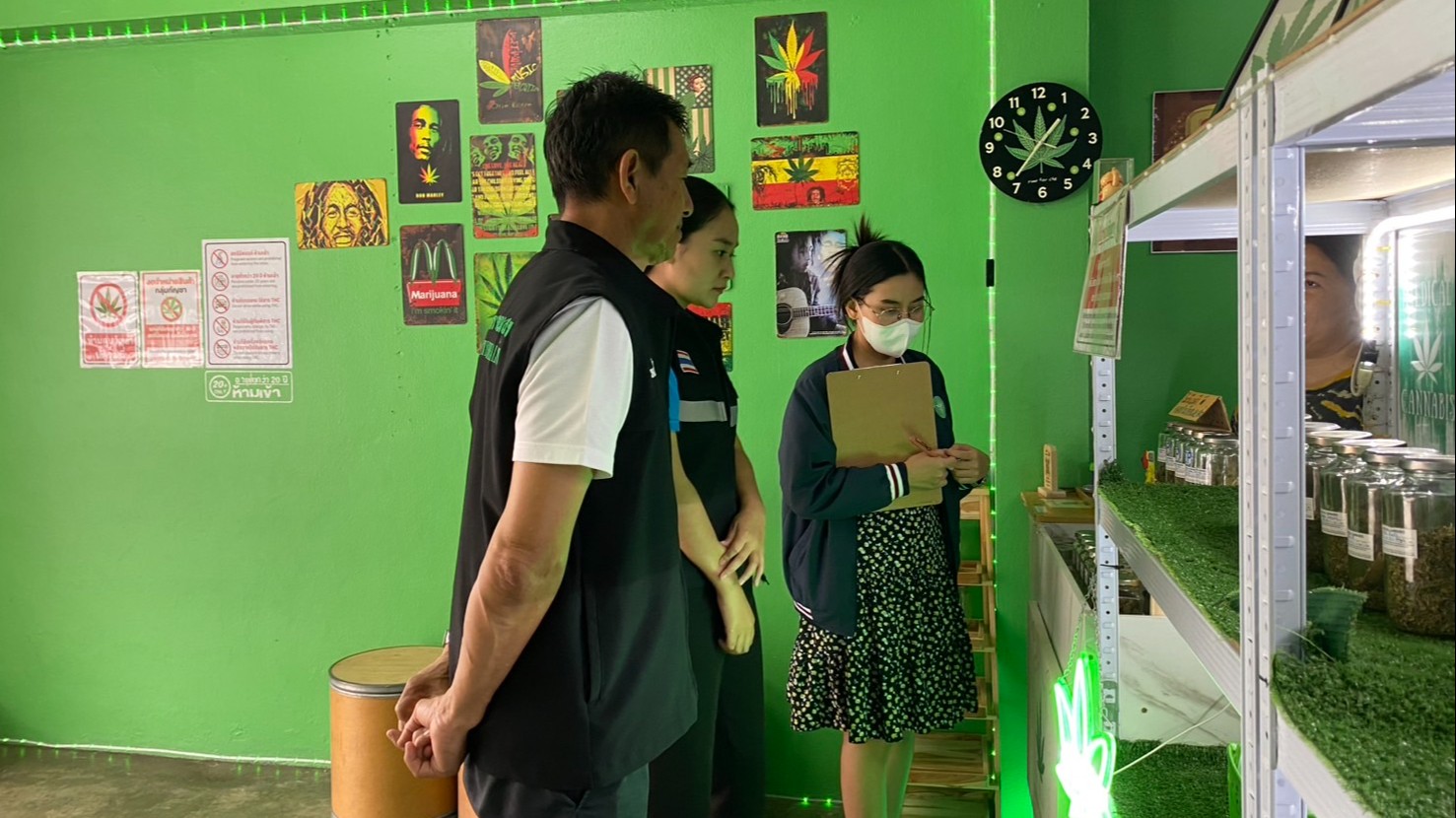 รองนายแพทย์สาธารณสุขจังหวัดพังงา ลงพื้นที่ตรวจสอบและเฝ้าระวังเกี่ยวกับการกระทำผิ...