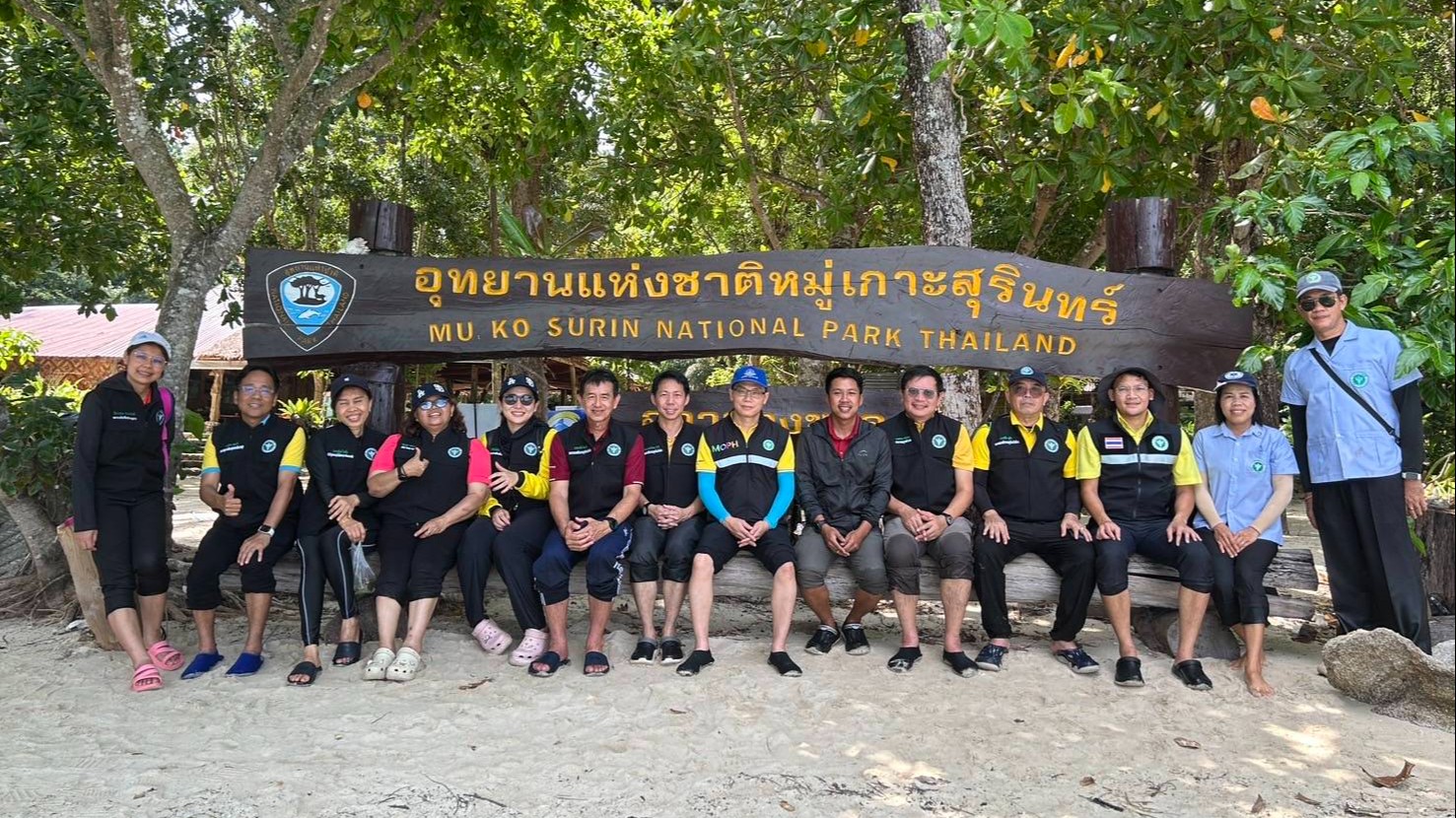 นายแพทย์สาธารณสุขจังหวัดพังงา ตรวจเยี่ยมศูนย์สาธารณสุขมูลฐานชุมชน และให้กำลังใจทีมปฏิบัติการทางด้านการแพทย์และสาธารณสุข ดูแลนักท่องเที่ยวและชาวมอร์แกนประจำหมู่เกาะสุรินทร์ ณ หมู่เกาะสุรินทร์  อำเภอคุระบุรี จังหวัดพังง