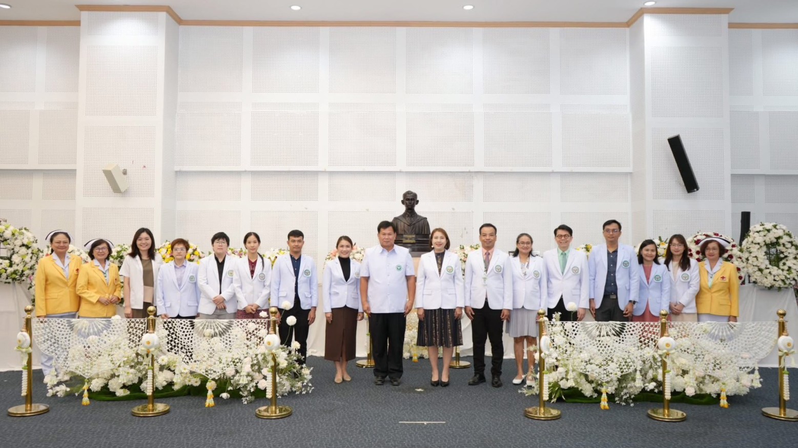 โรงพยาบาลกาฬสินธุ์ วางพวงมาลาถวายราชสักการะ “พระบิดาแห่งการแพทย์แผนปัจจุบันของไท...