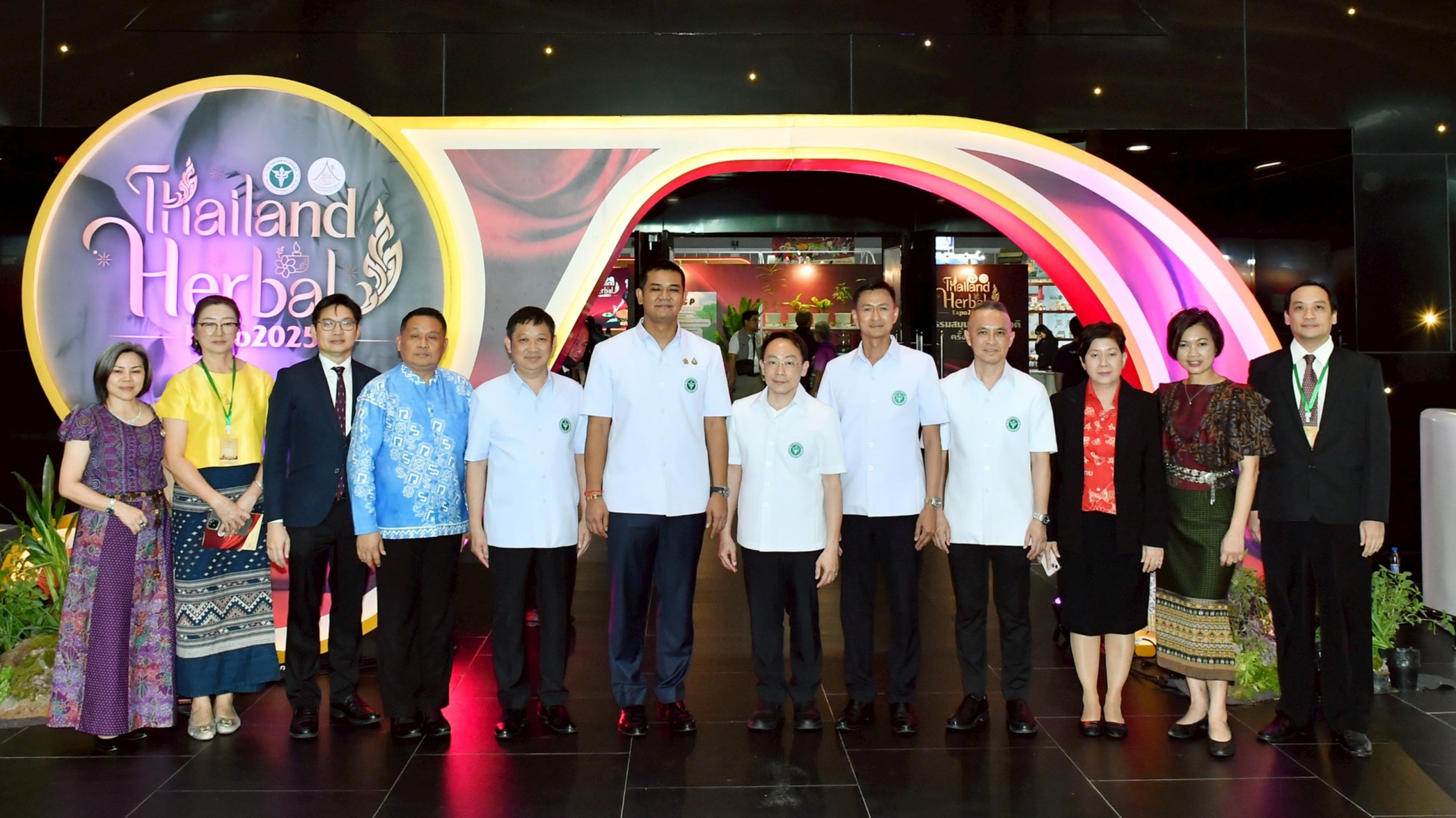 รัฐมนตรีช่วยว่าการกระทรวงสาธารณสุข เยี่ยมชมงานมหกรรมสมุนไพรแห่งชาติ ครั้งที่ 22