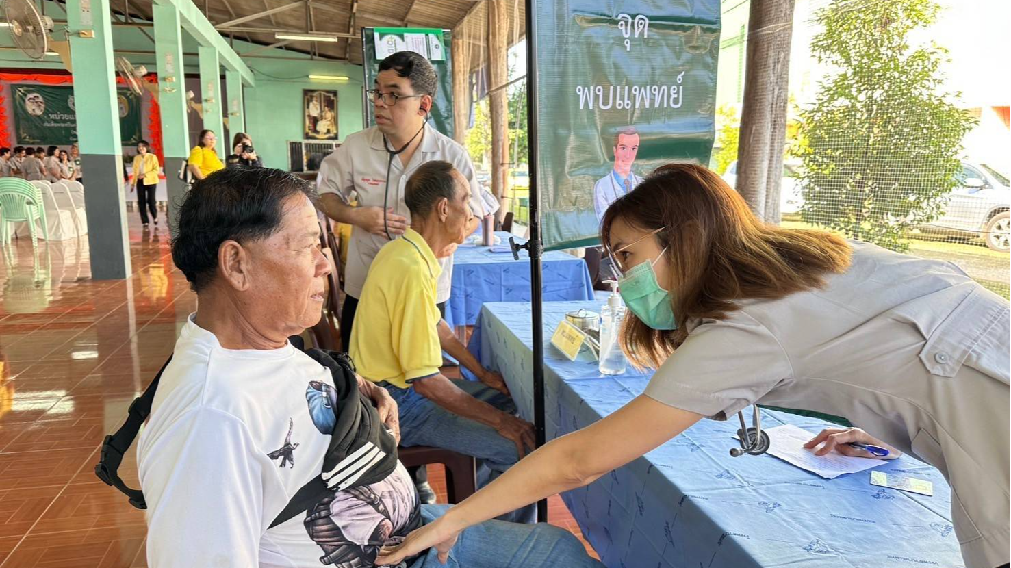 โรงพยาบาลมะเร็งลำปางให้บริการเชิงรุกภายใต้โครงการจังหวัดลำปางเคลื่อนที่  จัดกิจกรรมการให้ความรู้เกี่ยวกับ PM 2.5 และความรู้เกี่ยวกับสมุนไพรต้านมะเร็ง