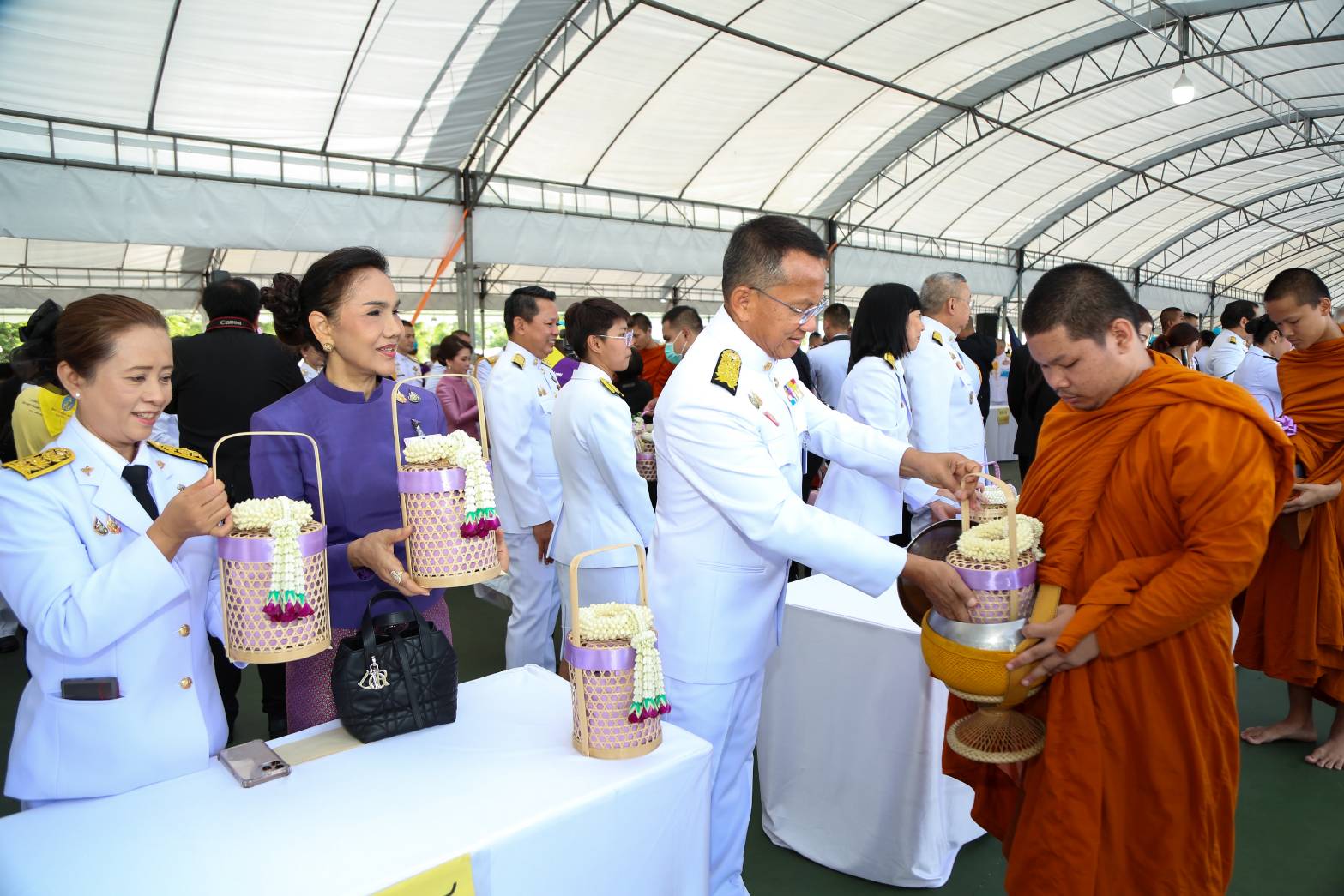 รมว.สธ. พร้อมภริยา ทำบุญตักบาตรเนื่องในโอกาสวันเฉลิมพระชนมพรรษาสมเด็จพระนางเจ้าฯ พระบรมราชินี