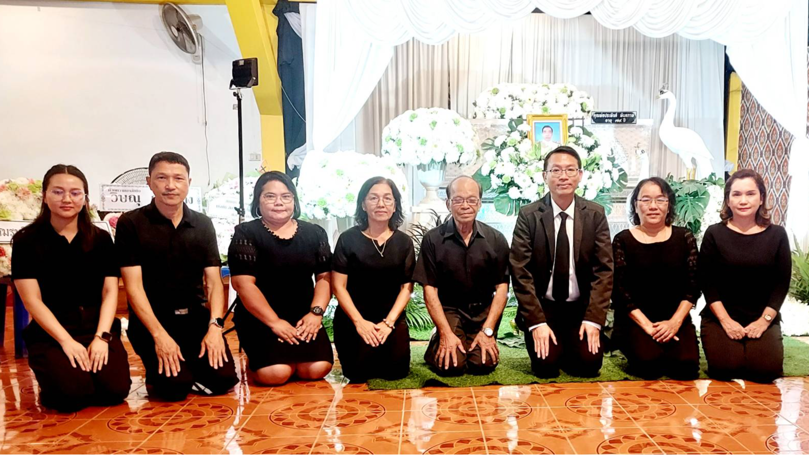 นายแพทย์สาธารณสุขจังหวัดพังงา  ร่วมวางพวงหรีด และเป็นประธานพิธีสวดพระอภิธรรมศพอดีตรองนายแพทย์สาธารณสุขจังหวัดพังงา