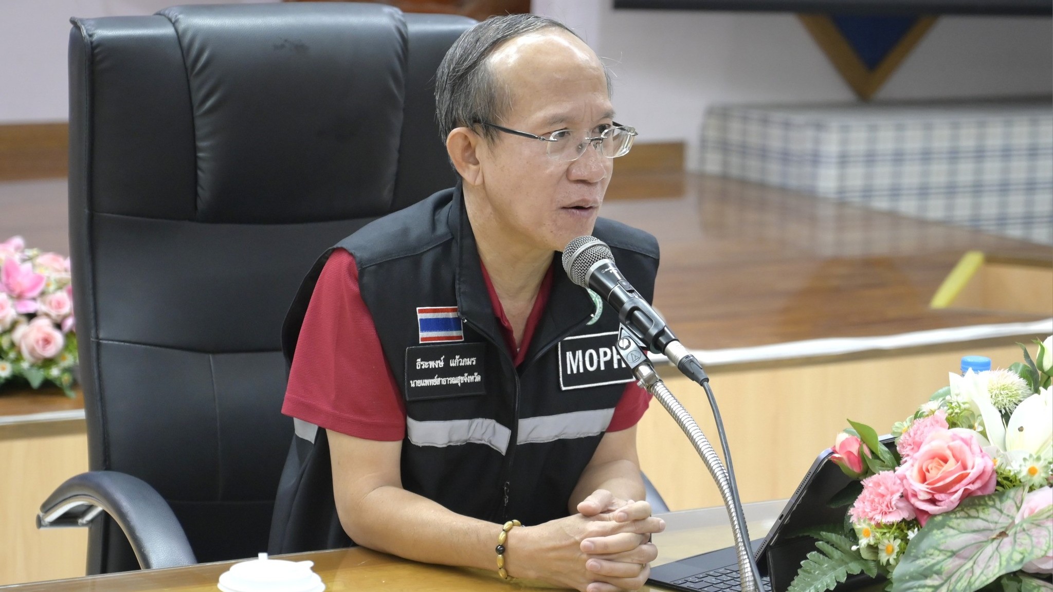 นพ.สสจ.อุบลฯ และทีมศูนย์ปฏิบัติการภาวะฉุกเฉิน (EOC) จังหวัดอุบลราชธานี ประชุมติดตามสถานการณ์ความไม่สงบชายแดน ไทย - กัมพูชา จากทุกกล่องภารกิจ เพื่อเตรียมความพร้อมในทุกด้าน สอบถามข้อมูลปัญหาที่พบหรือสิ่งที่ต้องการการสนับสนุนเพิ่มเติม