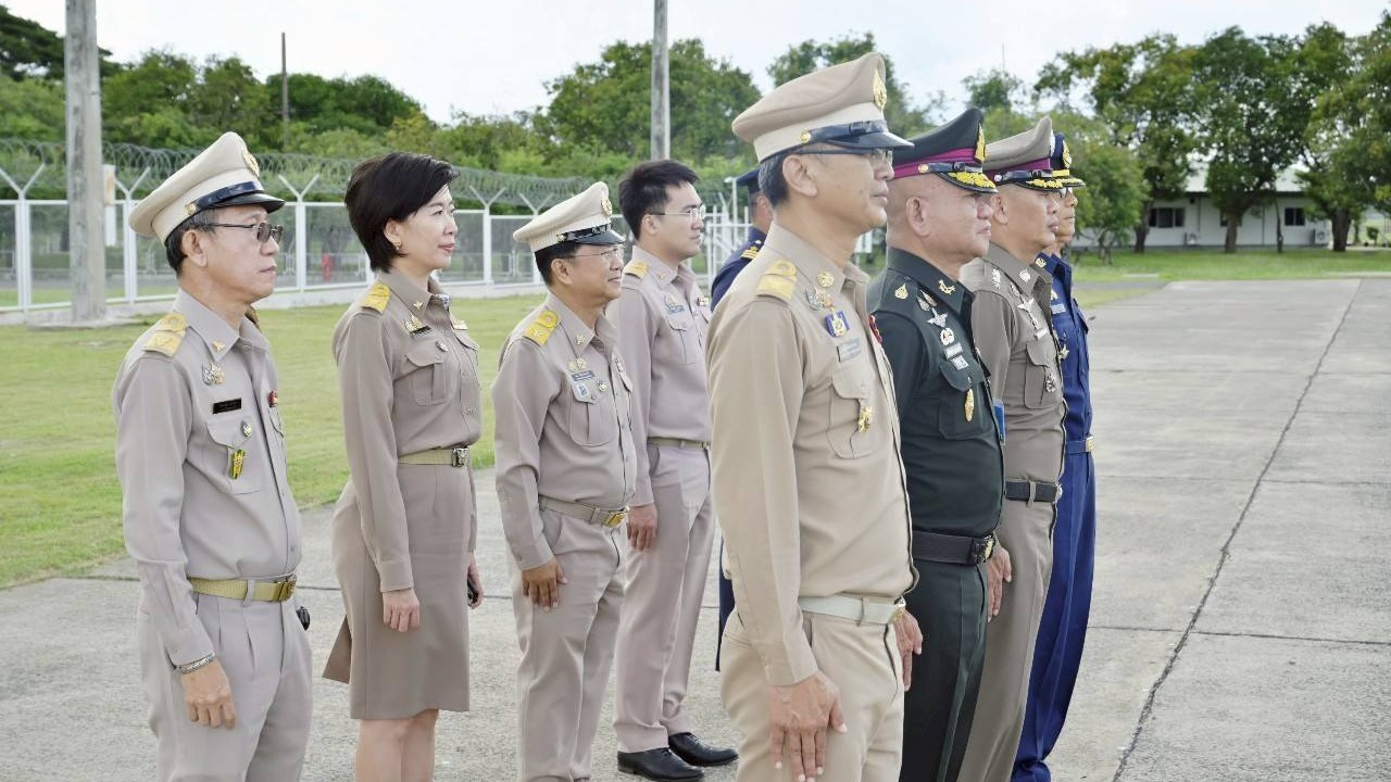 นพ.สสจ.อุบลฯ ร่วมส่งองคมนตรีและคณะกรรมการมูลนิธิ ฯ กลับจากการตรวจเยี่ยมโรงพยาบาลเบญจลักษ์เฉลิมพระเกียรติ ๘๐ พรรษา จังหวัดศรีสะเกษ