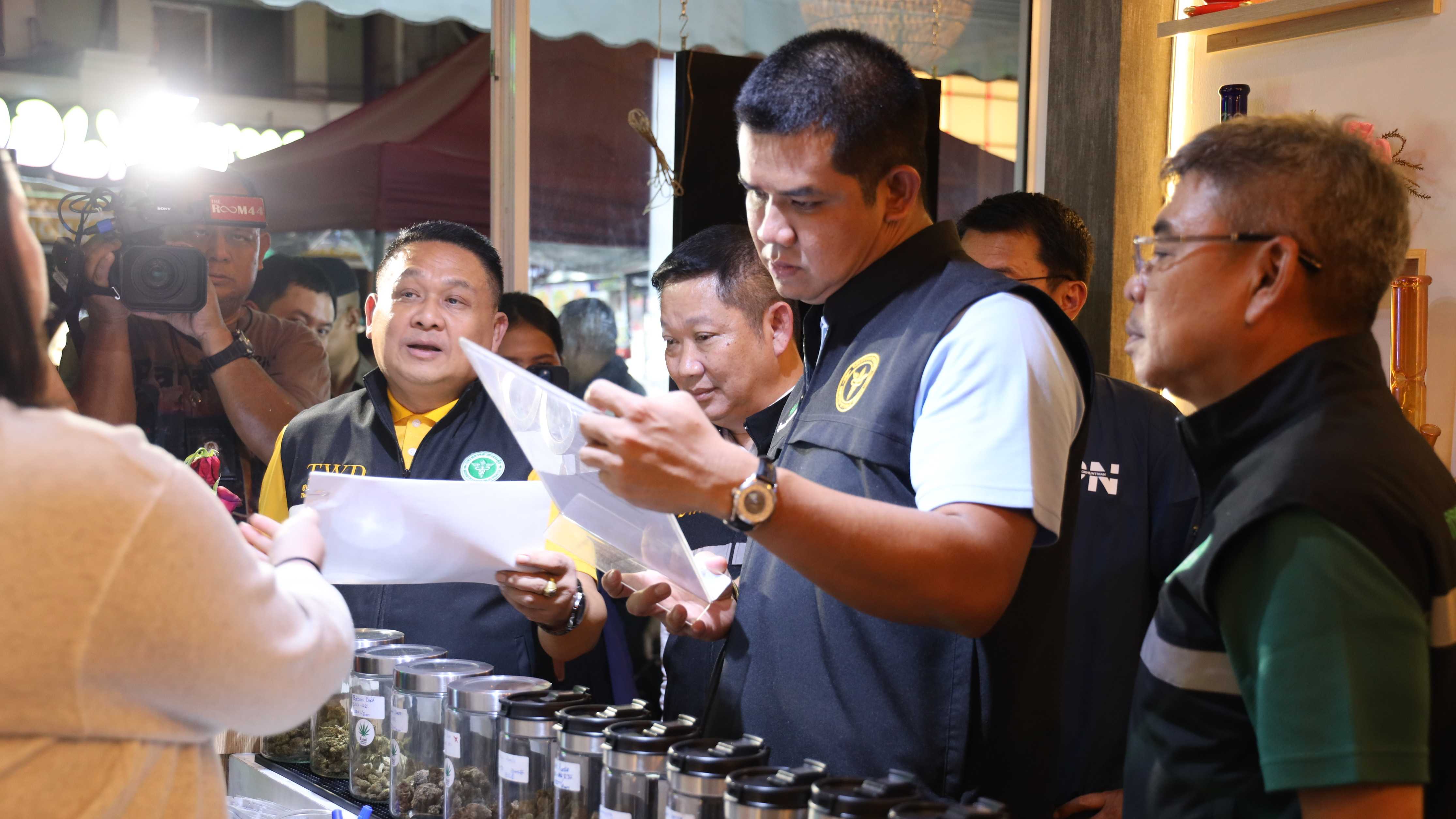 สธ. ลุยถนนข้าวสาร ตรวจร้านกัญชาและสถานประกอบการ สร้างความปลอดภัยด้านสุขภาพนักท่องเที่ยว