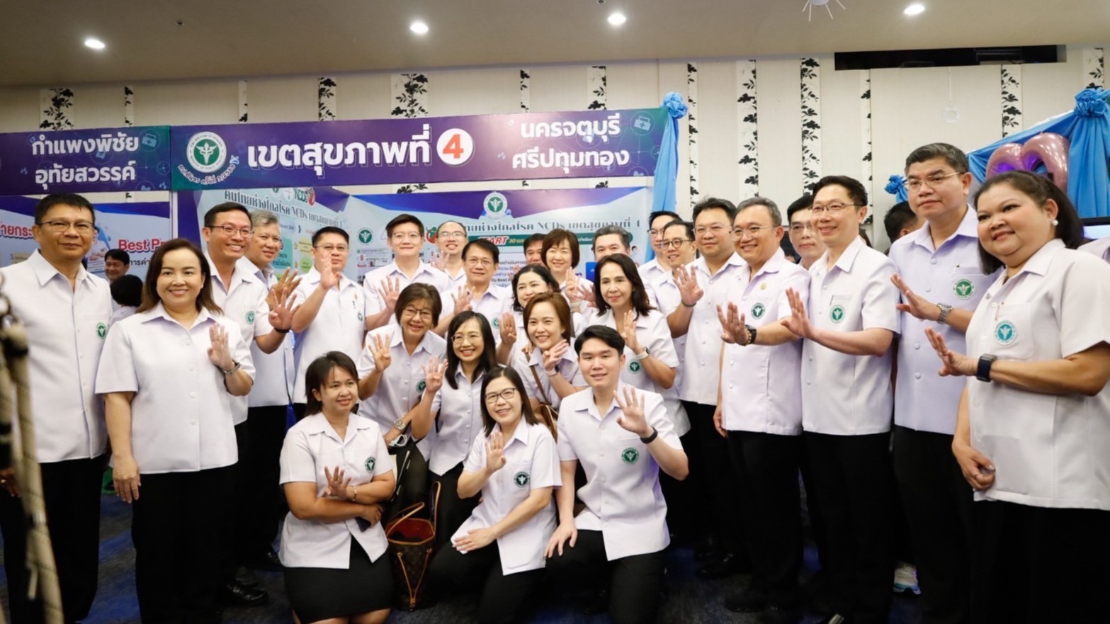 ผู้อำนวยการโรงพยาบาลสิงห์บุรี  พร้อมด้วย รองผู้อำนวยการฝ่ายการแพทย์  ประชุมสำนัก...