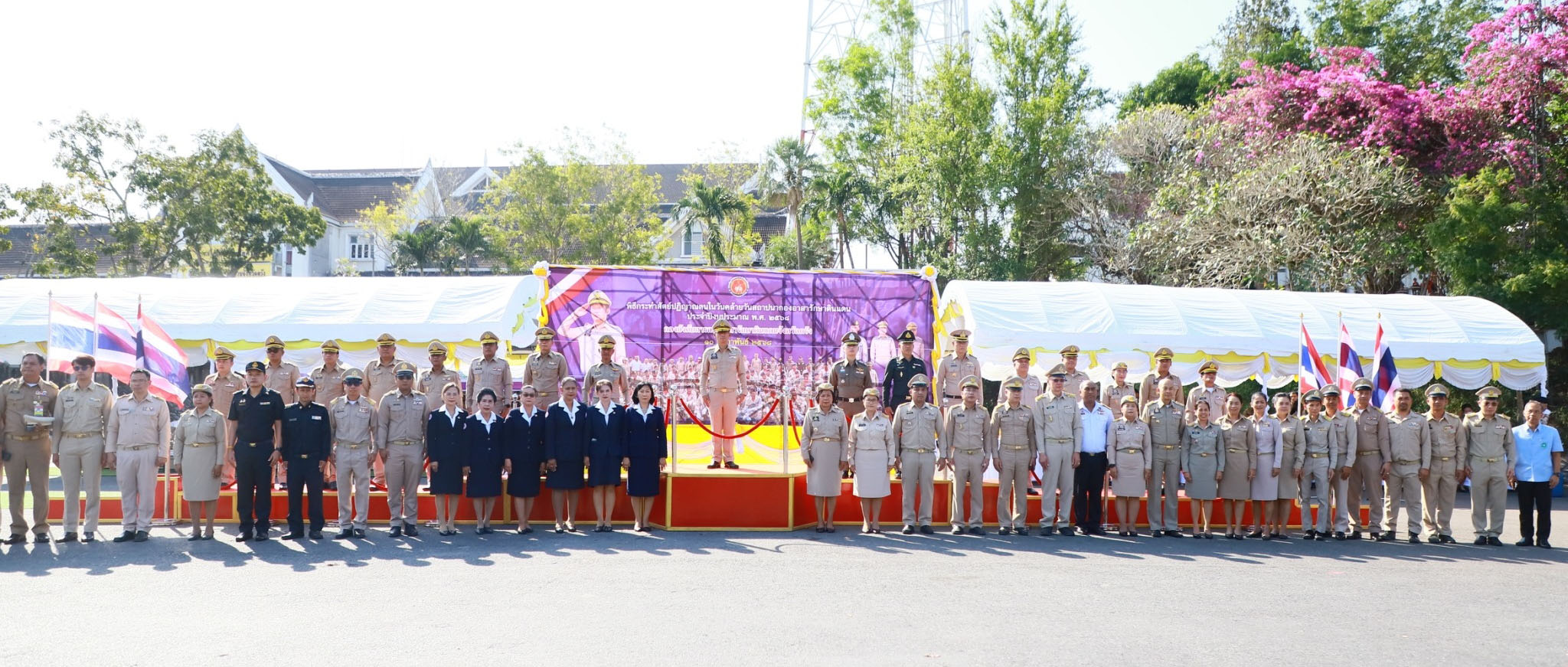 สธ.ตรัง โดยสำนักงานสาธารณสุขจังหวัดตรัง ร่วมพิธีกระทำสัตย์ปฏิญาณตนต่อหน้าธงประจำกอง เนื่องในโอกาสวันคล้ายวันสถาปนากองอาสารักษาดินแดน ครบรอบ ๗๑ ปี กองบังคับการกองอาสารักษาดินแดนจังหวัดตรัง ณ ลานหน้าพระบรมรานุสาวรีย์ รัชกาลที่ ๕ อำเภอเมือง จังหวัดตรัง