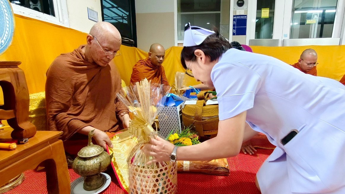 หอผู้ป่วยอายุรกรรมหญิงชั้น 6 รพ.สรรพสิทธิประสงค์ จัดพิธีทำบุญตักบาตร ถวายภัตตาหารแด่พระสงฆ์