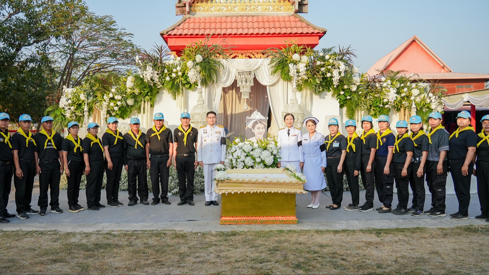 จิตอาสาพระราชทาน จังหวัดมหาสารคาม ร่วมปฏิบัติหน้าที่อำนวยความสะดวก ในงานพระราชทานเพลิงศพ  นางสาวยุภารักษ์ สุขวรรณดี พยาบาลวิชาชีพ โรงพยาบาลร้อยเอ็ด เสียชีวิตในหน้าที่