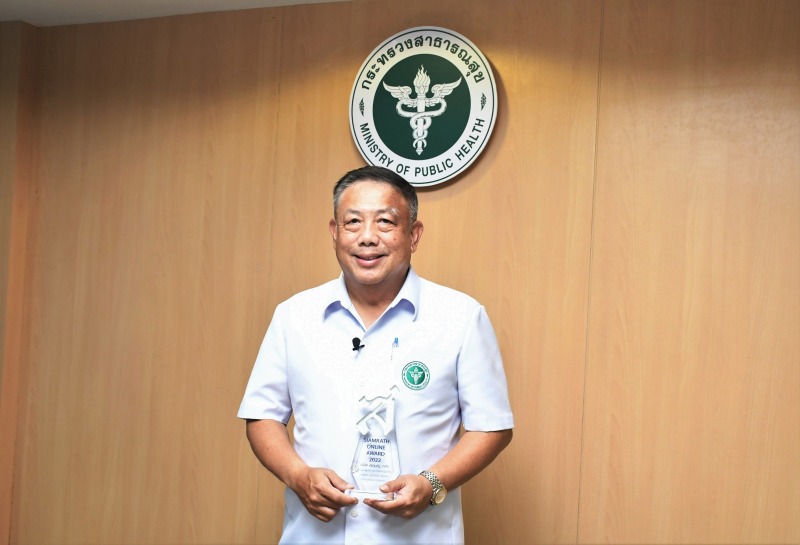 ปลัด สธ.รับรางวัลกิตติมศักดิ์ “ผู้บริหารหน่วยงานรัฐดีเด่น” จากการดูแลปัญหาโควิด 19 ในไทย
