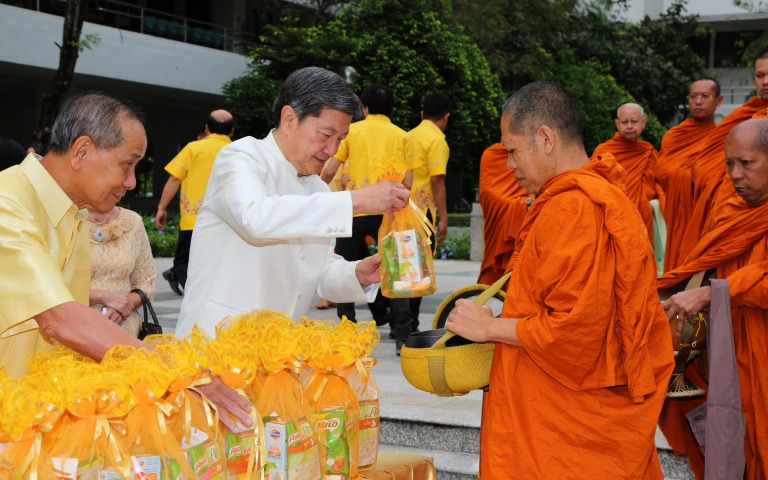 ทำบุญตักบาตรวันขึ้นปีใหม่ กระทรวงสาธารณสุข