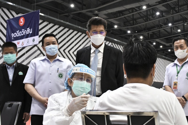 “สาธิต” ตรวจเยี่ยมจุดฉีดวัคซีนเดอะมอลล์งามวงศ์วาน รองรับผู้ลงทะเบียนผ่านระบบ “นนท์พร้อม”