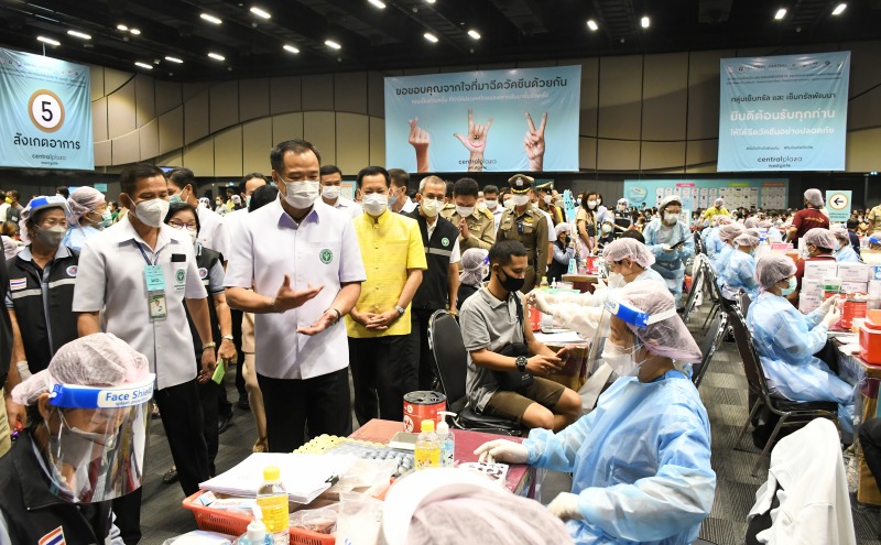 อนุทิน ตรวจเยี่ยมจุดให้บริการรณรงค์ฉีดวัคซีนโควิด 19  เนื่องในวันมหิดล ตั้งเป้าฉีด 1 ล้านโดสทั่วไทย