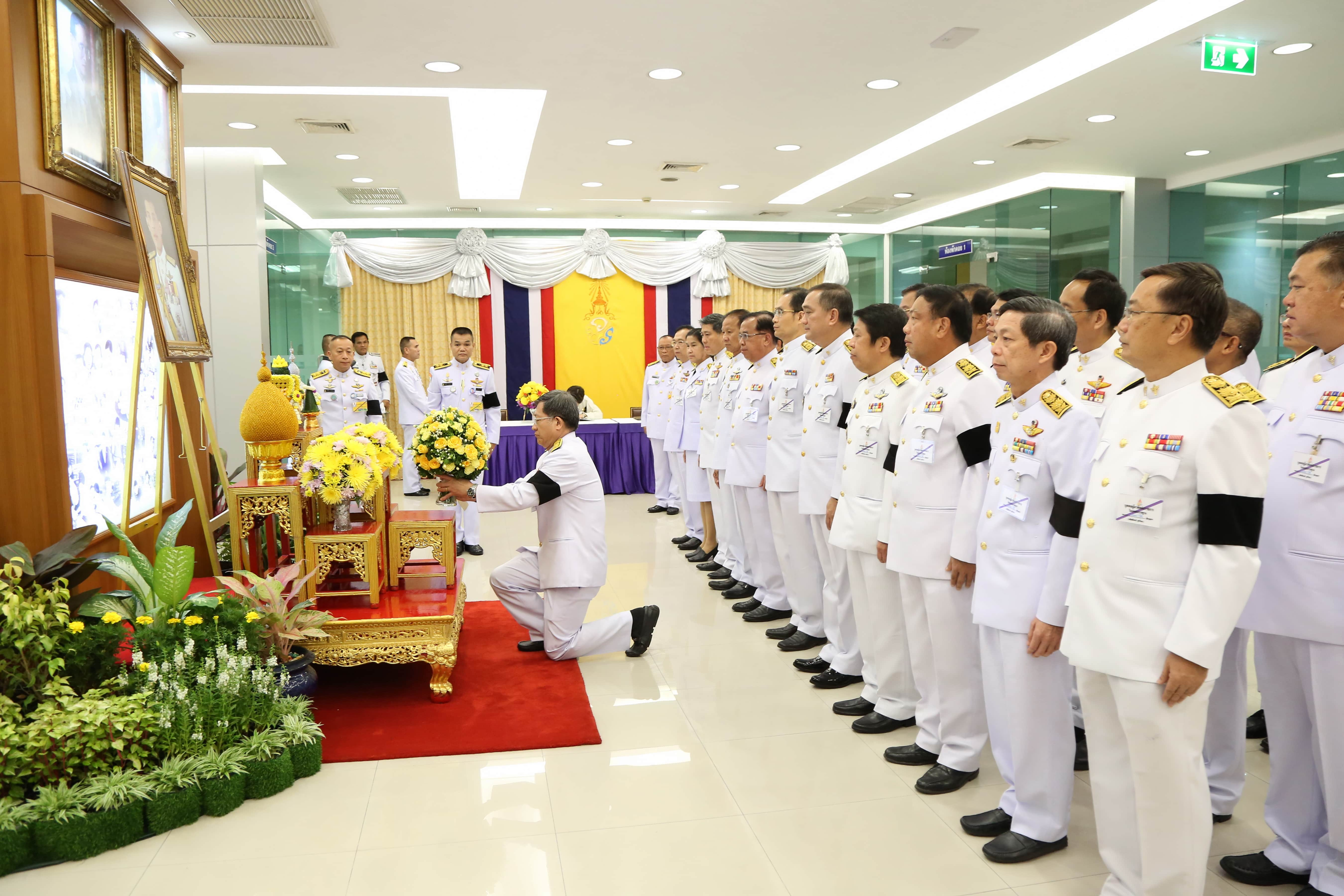 ลงนามถวายพระพร สมเด็จพระเจ้าอยู่หัวมหาวชิราลงกรณ บดินทรเทพยวรางกูร