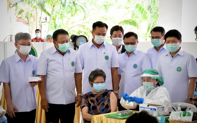 ประเดิมฉีดวัคซีนแอสตร้าเซนเนก้าล็อตที่ผลิตในประเทศไทยเข็มแรก