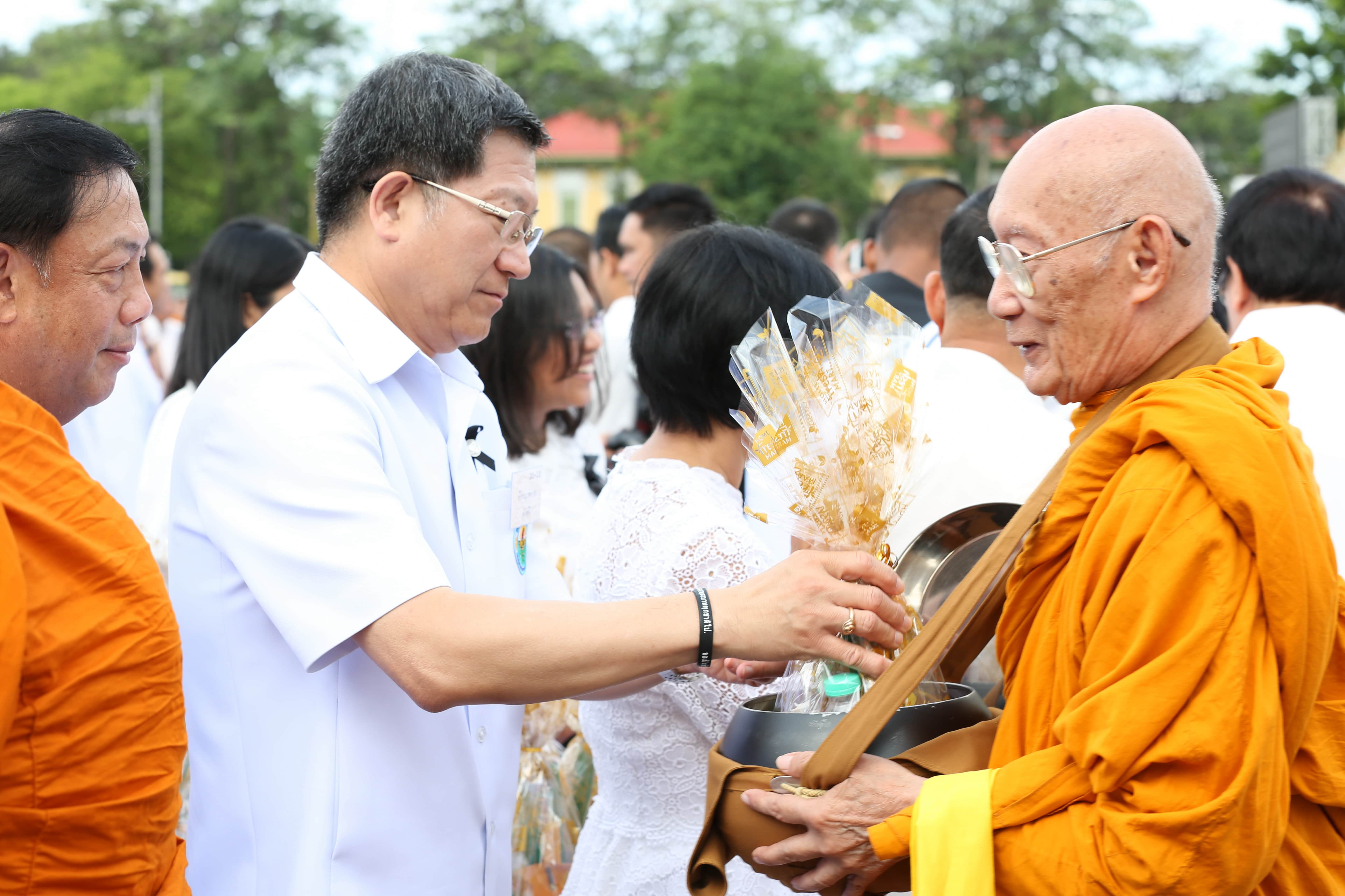 ทำบุญตักบาตร ถวายเป็นพระราชกุศล