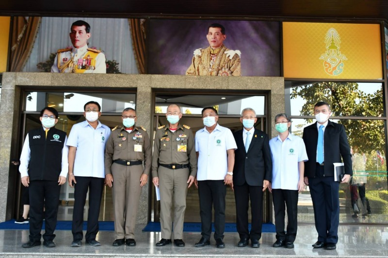 พระบาทสมเด็จพระเจ้าอยู่หัวและสมเด็จพระราชินีฯ พระราชทานของเยี่ยมเจ้าหน้าที่สธ.