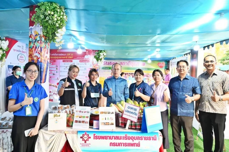 นพ.สสจ.อุบลฯเยี่ยมชมนิทรรศการบูธสาธารณสุขให้กำลังใจเจ้าหน้าที่สาธารณสุข งานประจำ...