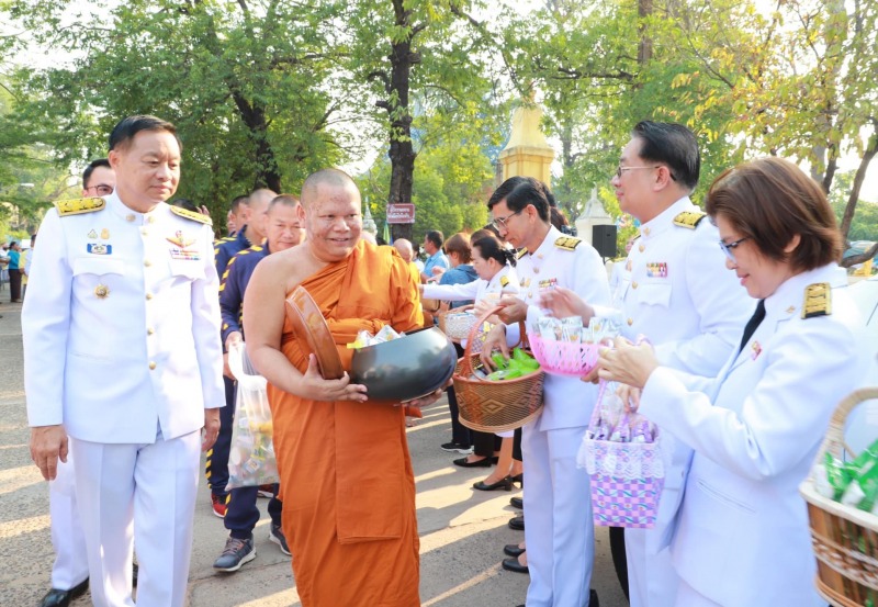 สสจ.อุบลฯ ร่วมพิธีทำบุญตักบาตร ลงนามถวายพระพรชัยมงคล  และพิธีเจริญพระพุทธมนต์ เน...