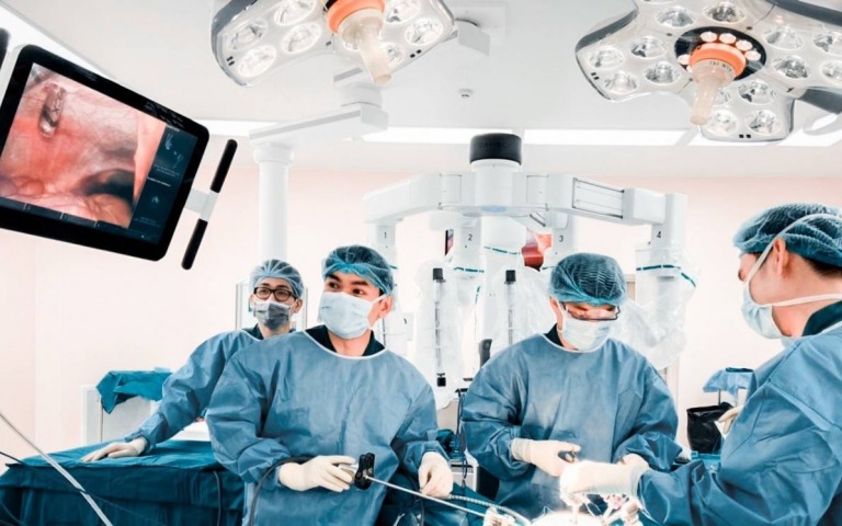 โรงพยาบาลราชวิถี เผยสถิติความสำเร็จ “การผ่าตัดด้วยหุ่นยนต์ช่วยผ่าตัด” เทคโนโลยีค...