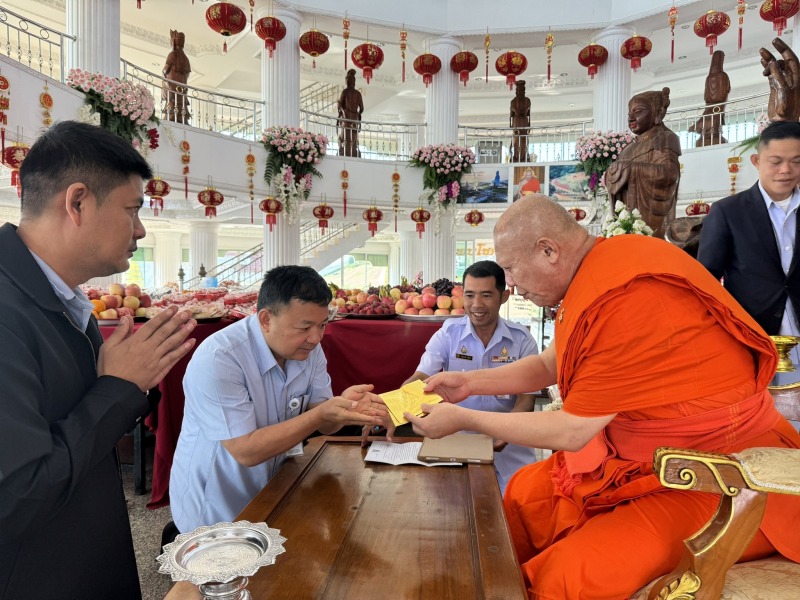 สสจ.เชียงราย เข้ากราบนมัสการพระเกจิอาจารย์ประจำจังหวัดเชียงราย จารึกแผ่นทอง เพื่...