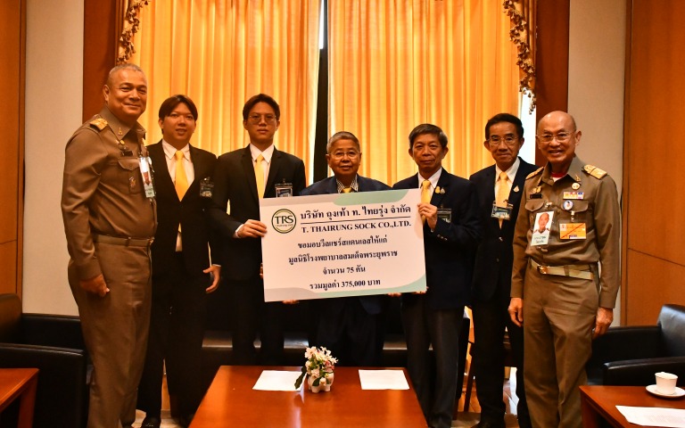 องคมนตรี รับมอบรถเข็นวีลแชร์ ให้แก่มูลนิธิโรงพยาบาลสมเด็จพระยุพราช