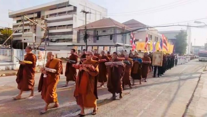 สสจ.อุบลฯร่วมขบวนแห่พระธรรมในโครงการ 